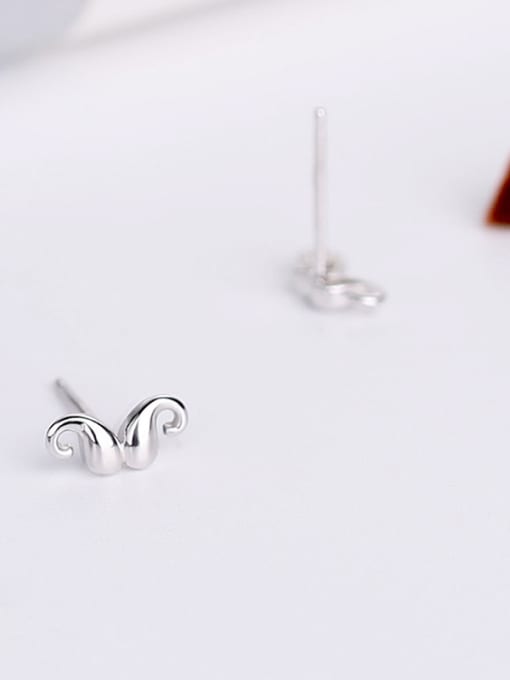 One Silver Exquisite Claw Shaped stud Earring 2