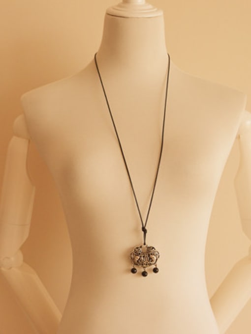Dandelion Locke Shaped Black Beads Necklace