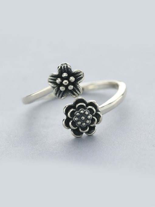 One Silver Vintage Style Flower Shaped Ring