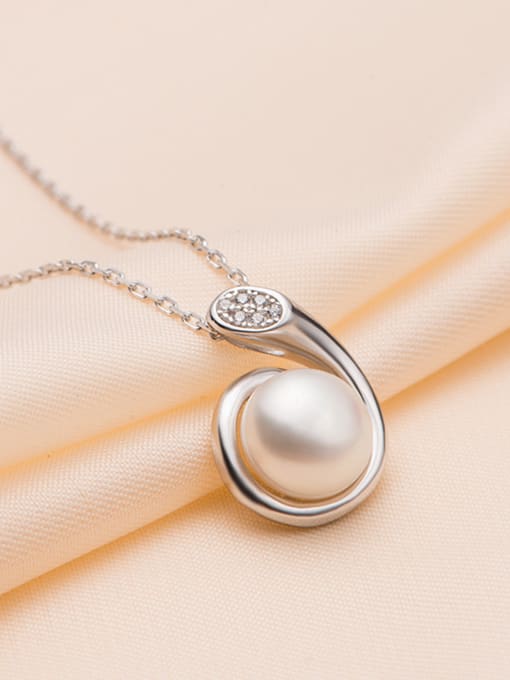 EVITA PERONI Fashion Freshwater Pearl Six-shaped Necklace 2