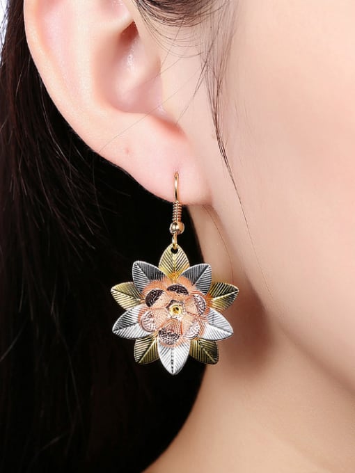 OUXI Women 18K Gold Flower Shaped stud Earring 1