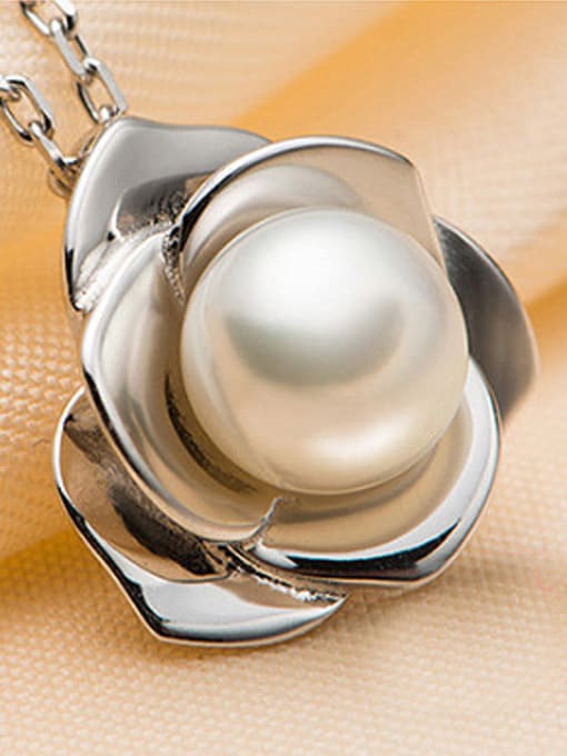 Silver 2018 Freshwater Pearl Flower Necklace