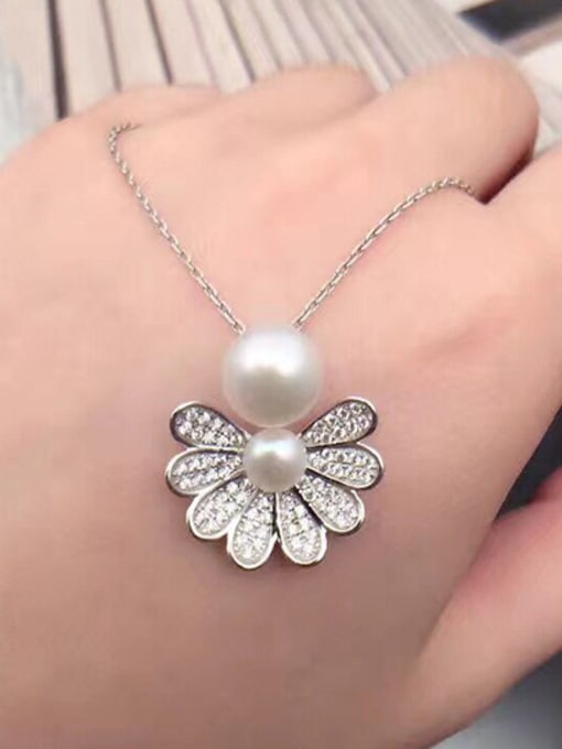 EVITA PERONI Fashion Freshwater Pearl Flower Necklace 1