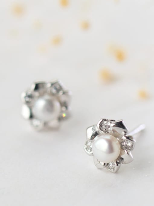 white Women Elegant Flower Shaped Artificial Pearl Stud Earrings
