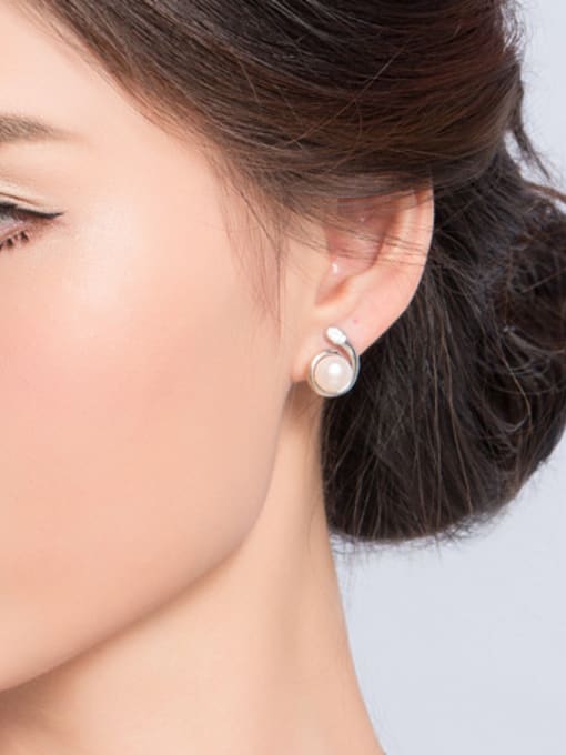 EVITA PERONI Six-shaped Freshwater Pearl stud Earring 1