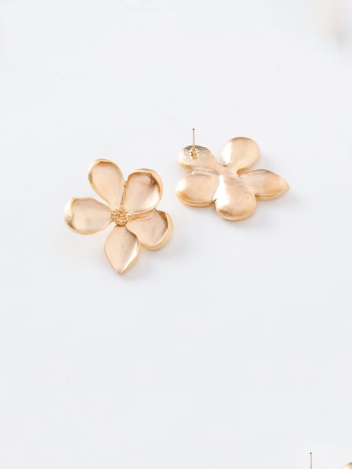 A gold Alloy With Smooth Simplistic Flower Stud Earrings