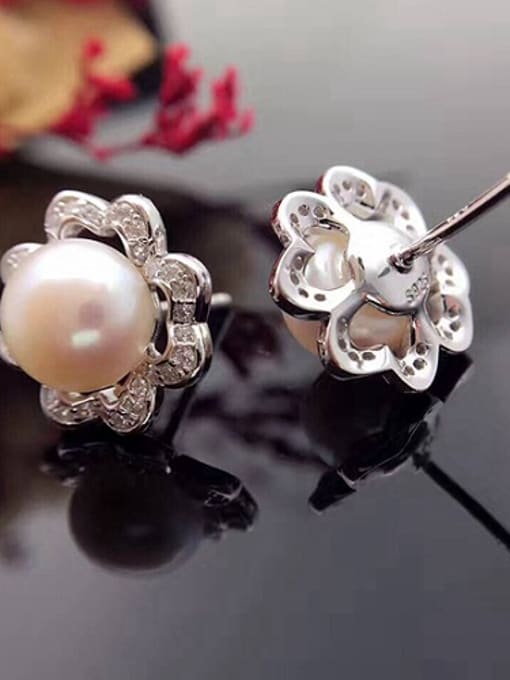 EVITA PERONI Freshwater Pearl Flower-shaped stud Earring 1