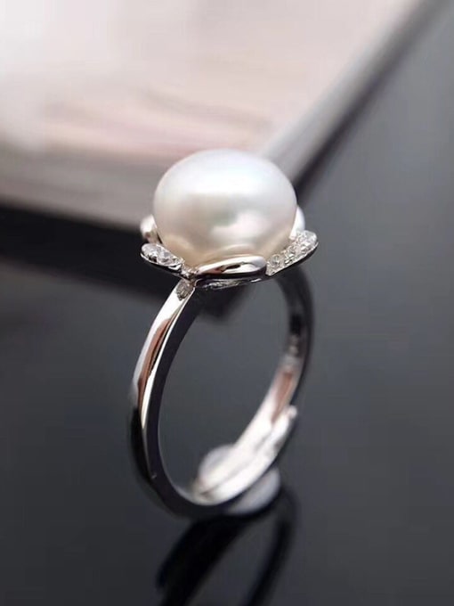 EVITA PERONI Fashion Freshwater Pearl Flower Ring 1