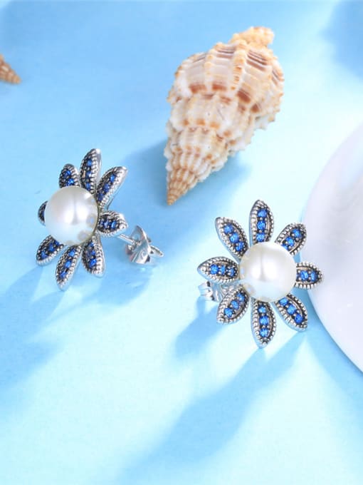 Ronaldo Exquisite Flower Shaped Artificial Pearl Stud Earrings 1
