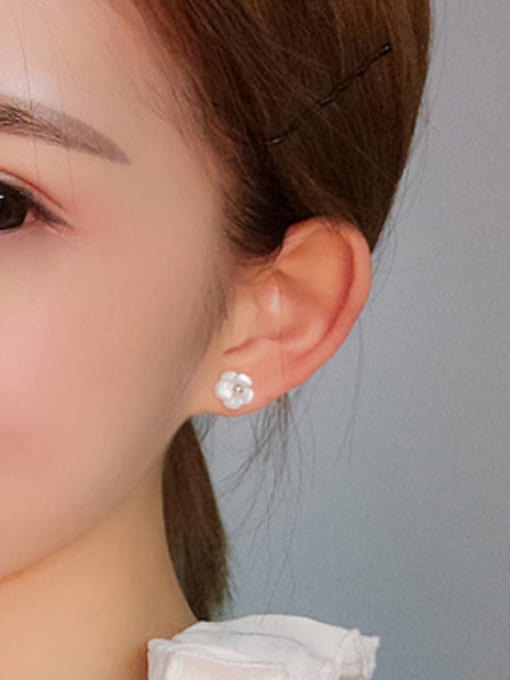 Peng Yuan Asymmetrical Shell Flower Heart-shaped Earrings 2