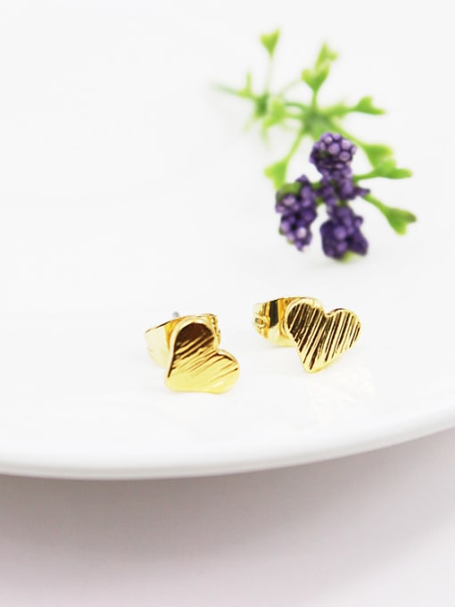 C Creative Twill Design Heart Shaped Earrings