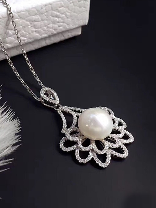 EVITA PERONI Freshwater Pearl Flower Necklace 0