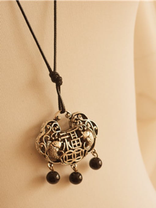 Dandelion Locke Shaped Black Beads Necklace 2