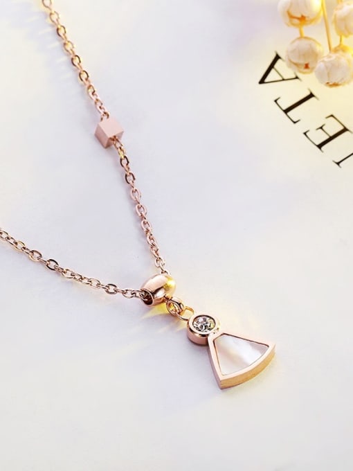XIN DAI Shell Fan-shape Pendant Necklace