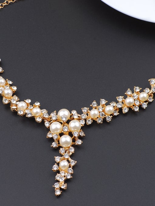 Qunqiu Fashion Elegant Gold Plated Imitation Pearls Rhinestones Necklace 1