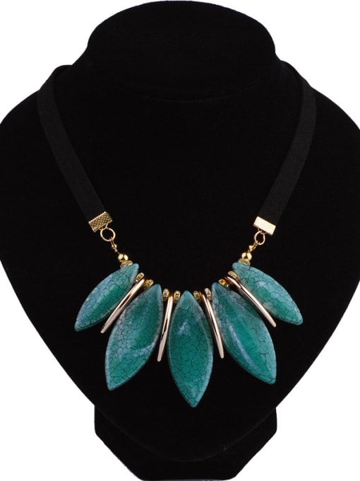 green Fashion Oval Crack Resin Pendant Gold Plated Alloy Necklace