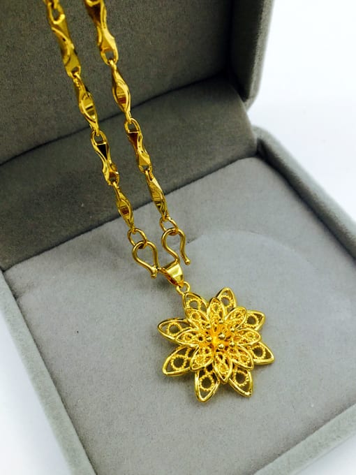 a Luxury Women Flower Shaped Necklace