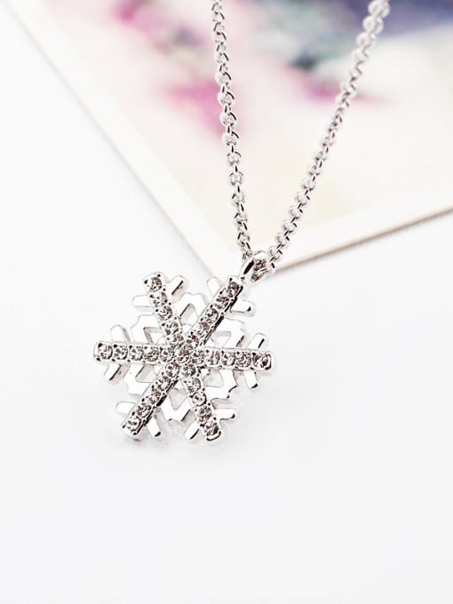 OUXI 18K White Gold Snowflake Shaped Crystal Necklace 2