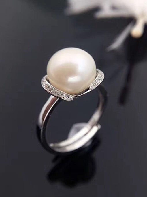 EVITA PERONI Fashion Freshwater Pearl Flower-shaped Ring 2