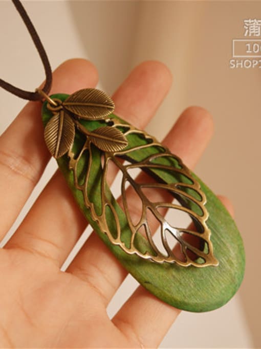 Green Women Exquisite Hollow Leaf Shaped Necklace