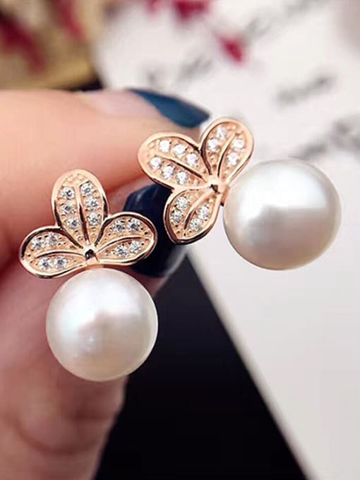 EVITA PERONI 2018 Fashion Freshwater Pearl Flower-shaped stud Earring 1