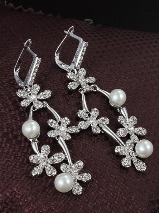 SANTIAGO Exquisite Flower Shaped Artificial Pearl Drop Earrings 1