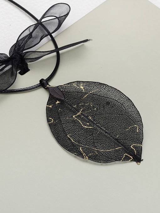 SANTIAGO Fashionable Natural Leaf Artificial Leather Necklace 1