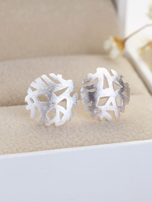 kwan Beautiful Women Hollow Snow Stud Earrings 1