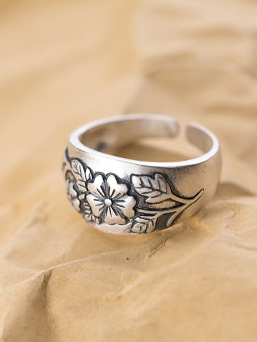 white Vintage Flower Shaped Thai Silver Open Design Ring