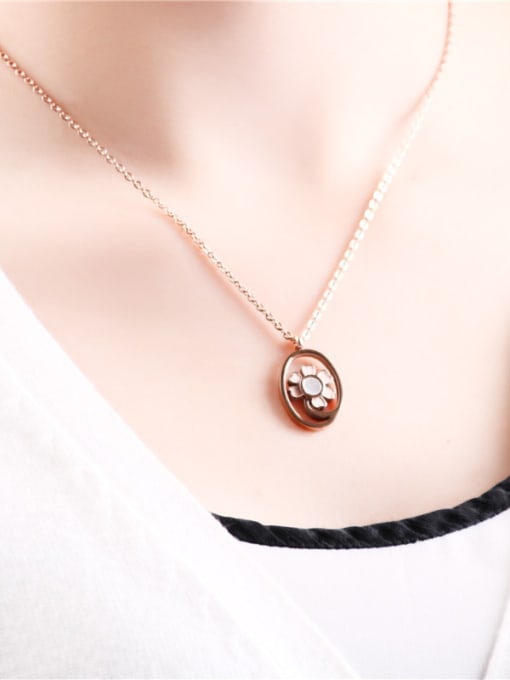 GROSE Round Flower Pattern Clavicle Necklace 1