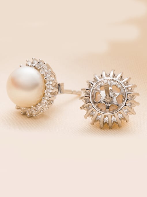 EVITA PERONI Fashion Freshwater Pearl Flower-shaped stud Earring 2