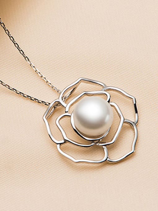 EVITA PERONI Simple Freshwater Pearl Flower Necklace 2