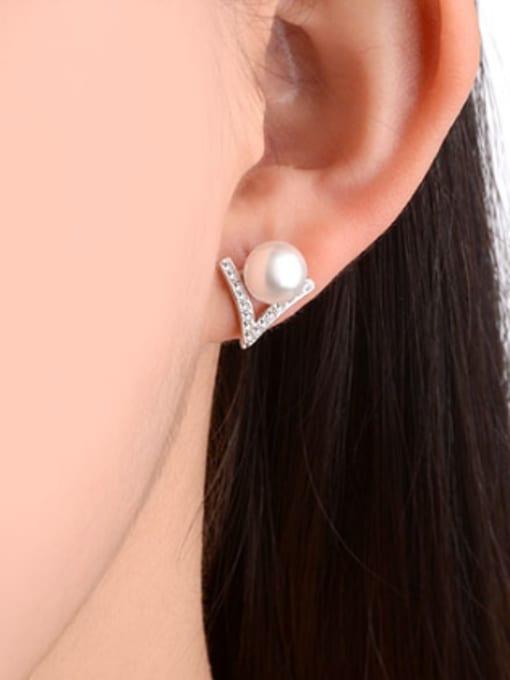 AI Fei Er Simple Imitation Pearl Shiny Zirconias V-shaped Stud Earrings 1