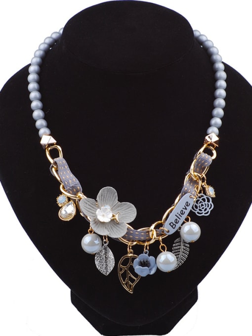 Qunqiu Elegant Cloth Flower Resin Beads Gold Plated Alloy Necklace 3