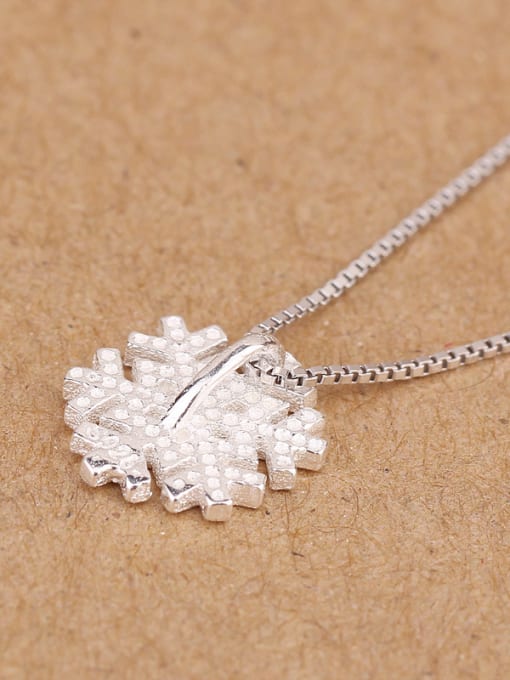 Peng Yuan Simple Snowflake Necklace 2