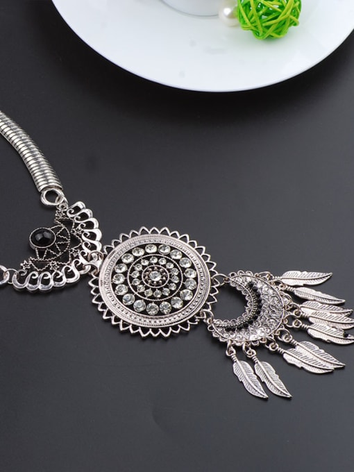 Qunqiu Retro style Personalized Leaves Tassels Rhinestones Alloy Necklace 2