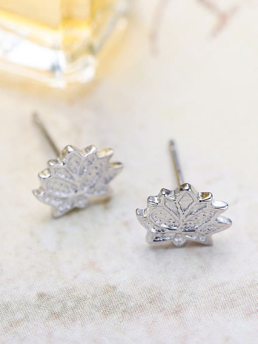 kwan Maple Leaves-shape Sweetly Stud Earrings 1