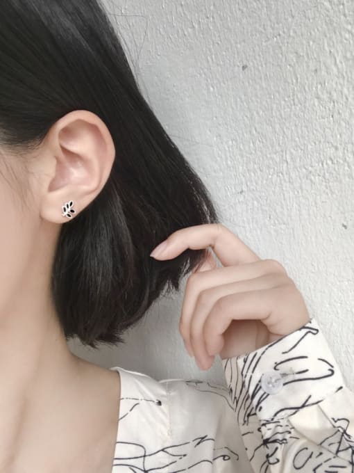 Peng Yuan Tiny Black Leaves Silver Stud Earrings 1