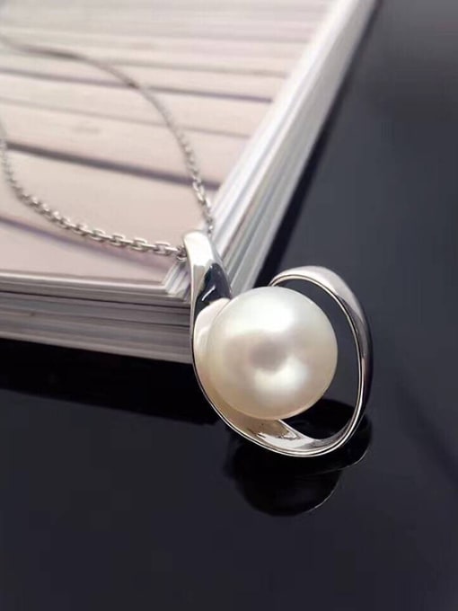 EVITA PERONI 2018 Freshwater Pearl Six-shaped Necklace 1