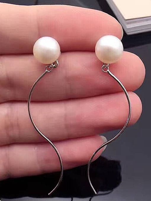 EVITA PERONI Simple Freshwater Pearl Drop threader earring 1