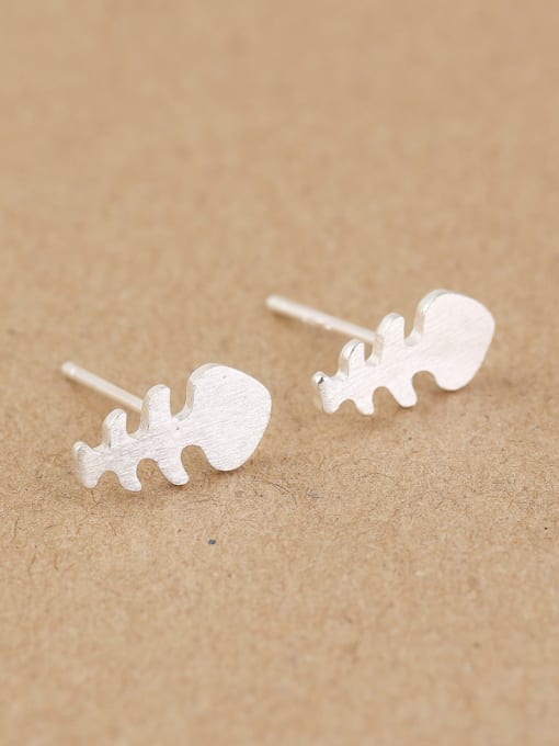 Peng Yuan Tiny Fish Bone stud Earring 1
