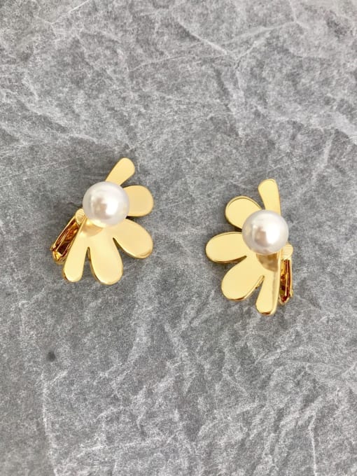 LI MUMU Copper Imitation Pearl White Flower Minimalist Removable Stud Earring 0