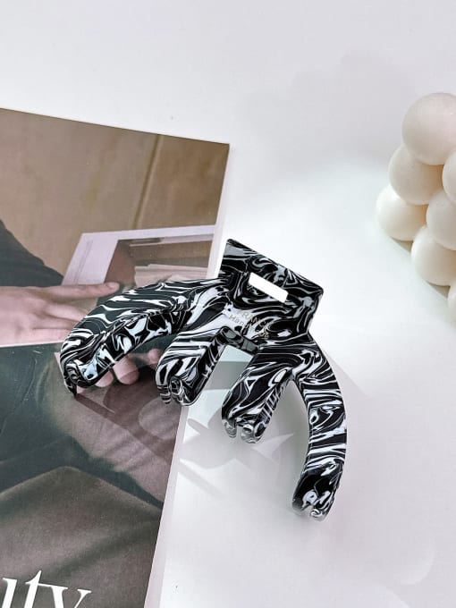 Black and white 8.3cm Trend Irregular Alloy Resin Jaw Hair Claw