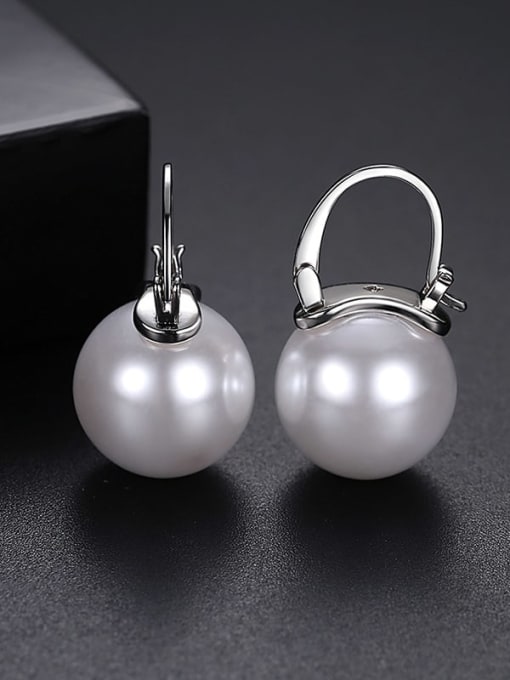 Platinum t06f26 Brass Imitation Pearl Round Minimalist Huggie Earring