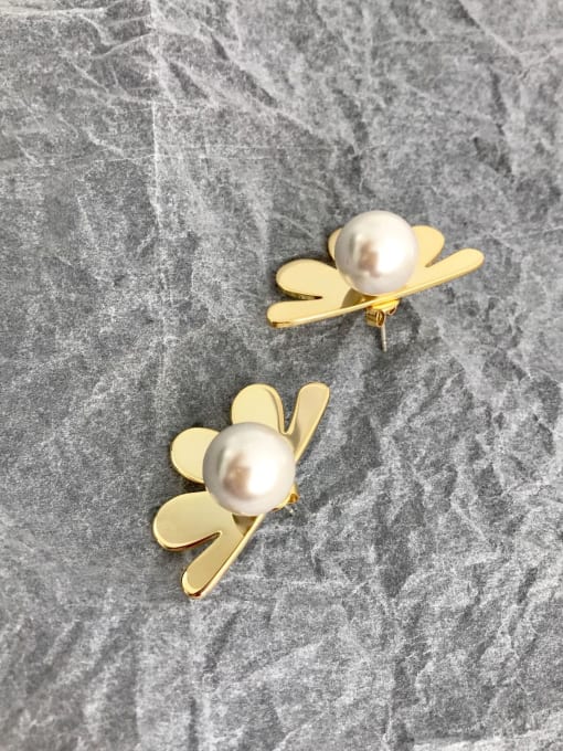LI MUMU Copper Imitation Pearl White Flower Minimalist Removable Stud Earring 1