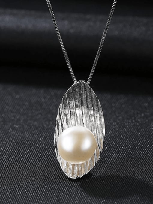 White 5K06 925 Sterling Silver Freshwater Pearl Leaf pendant Necklace