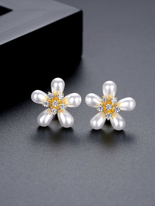E21051307 Brass Freshwater Pearl Flower Minimalist Stud Earring