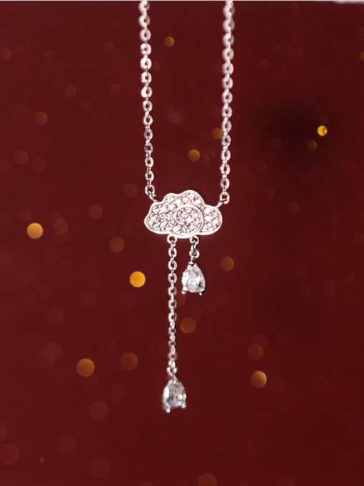 Rosh 925 sterling silver is full of clouds and small drops of water