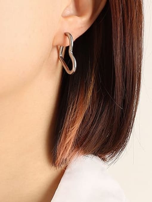 F616 steel Peach Heart Earrings Titanium Steel Hollow Geometric Vintage Huggie Earring