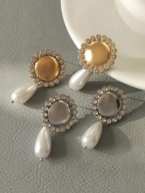 Clioro Alloy Imitation Pearl Flower Trend Stud Earring 2